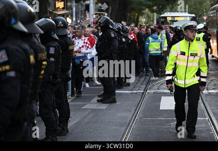 Prag, Tschechische Republik. Oktober 2025. Fans Kroatiens, die am 9. Oktober 2025 vom Stadtzentrum zum Fortuna-Stadion in Prag, Tschechien, einen Corteo haben. Foto: Marko Lukunic/PIXSELL Credit: Pixsell/Alamy Live News Stockfoto
