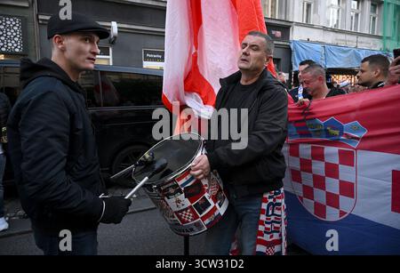 Prag, Tschechische Republik. Oktober 2025. Fans Kroatiens, die am 9. Oktober 2025 vom Stadtzentrum zum Fortuna-Stadion in Prag, Tschechien, einen Corteo haben. Foto: Marko Lukunic/PIXSELL Credit: Pixsell/Alamy Live News Stockfoto