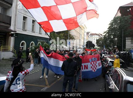Prag, Tschechische Republik. Oktober 2025. Fans Kroatiens, die am 9. Oktober 2025 vom Stadtzentrum zum Fortuna-Stadion in Prag, Tschechien, einen Corteo haben. Foto: Marko Lukunic/PIXSELL Credit: Pixsell/Alamy Live News Stockfoto
