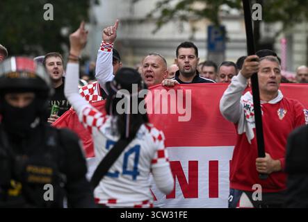 Prag, Tschechische Republik. Oktober 2025. Fans Kroatiens, die am 9. Oktober 2025 vom Stadtzentrum zum Fortuna-Stadion in Prag, Tschechien, einen Corteo haben. Foto: Marko Lukunic/PIXSELL Credit: Pixsell/Alamy Live News Stockfoto