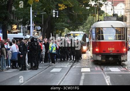 Prag, Tschechische Republik. Oktober 2025. Fans Kroatiens, die am 9. Oktober 2025 vom Stadtzentrum zum Fortuna-Stadion in Prag, Tschechien, einen Corteo haben. Foto: Marko Lukunic/PIXSELL Credit: Pixsell/Alamy Live News Stockfoto