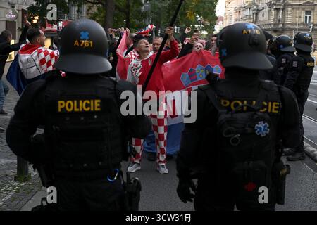 Prag, Tschechische Republik. Oktober 2025. Fans Kroatiens, die am 9. Oktober 2025 vom Stadtzentrum zum Fortuna-Stadion in Prag, Tschechien, einen Corteo haben. Foto: Marko Lukunic/PIXSELL Credit: Pixsell/Alamy Live News Stockfoto