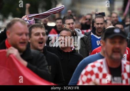Prag, Tschechische Republik. Oktober 2025. Fans Kroatiens, die am 9. Oktober 2025 vom Stadtzentrum zum Fortuna-Stadion in Prag, Tschechien, einen Corteo haben. Foto: Marko Lukunic/PIXSELL Credit: Pixsell/Alamy Live News Stockfoto