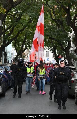 Prag, Tschechische Republik. Oktober 2025. Fans Kroatiens, die am 9. Oktober 2025 vom Stadtzentrum zum Fortuna-Stadion in Prag, Tschechien, einen Corteo haben. Foto: Marko Lukunic/PIXSELL Credit: Pixsell/Alamy Live News Stockfoto