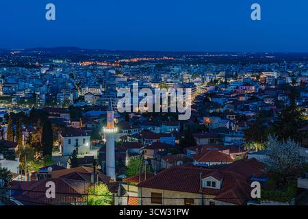 xanthi - westthrakien und mazedonien - griechenland - Blick über die Altstadt in der nächtlichen blauen Stunde Stockfoto