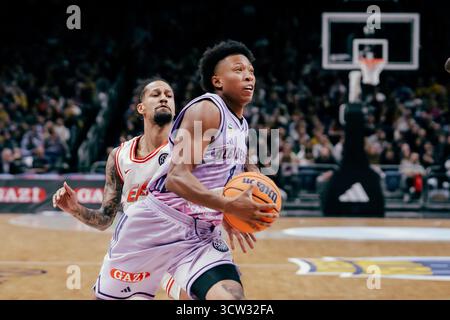 Berlin, Deutschland. Oktober 2025. Berlin, 8. Oktober 2025 Boogie Ellis (#8 - ALBA Berlin) während des Basketball Champions League-Spiels zwischen Alba Berlin und Elan Chalon in der Uber Arena in Berlin. (Gabor Baumgarten/SPP) Credit: SPP Sport Press Photo. /Alamy Live News Stockfoto