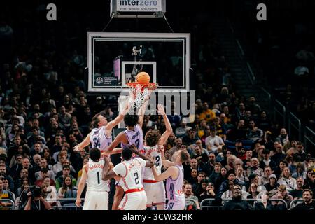 Berlin, Deutschland. Oktober 2025. Berlin, 8. Oktober 2025 Team der Alba Berlin Defense im Basketball Champions League Spiel zwischen Alba Berlin und Elan Chalon in der Uber Arena in Berlin. (Gabor Baumgarten/SPP) Credit: SPP Sport Press Photo. /Alamy Live News Stockfoto