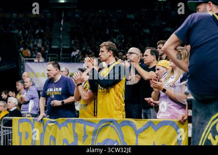 Berlin, Deutschland. Oktober 2025. Berlin, 8. Oktober 2025 Fans von Alba Berlin Applaus auf den Tribünen während des Basketball Champions League Spiels zwischen Alba Berlin gegen Elan Chalon in der Uber Arena in Berlin. (Gabor Baumgarten/SPP) Credit: SPP Sport Press Photo. /Alamy Live News Stockfoto