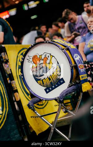 Berlin, Deutschland. Oktober 2025. Berlin, 8. Oktober 2025 Eine große Trommel mit dem Logo von Alba Berlin während des Basketball Champions League Spiels zwischen Alba Berlin gegen Elan Chalon in der Uber Arena in Berlin. (Gabor Baumgarten/SPP) Credit: SPP Sport Press Photo. /Alamy Live News Stockfoto