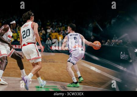 Berlin, Deutschland. Oktober 2025. Berlin, 8. Oktober 2025 Jonas Mattisseck (#9 - ALBA Berlin) während des Basketball Champions League-Spiels zwischen Alba Berlin und Elan Chalon in der Uber Arena in Berlin. (Gabor Baumgarten/SPP) Credit: SPP Sport Press Photo. /Alamy Live News Stockfoto