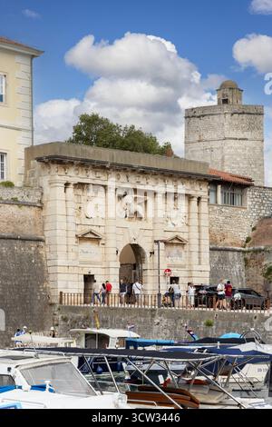 Zadar, Kroatien - 14. September 2025: Landtor (Stadttor), Haupteingang der Altstadt durch Stadtmauern. Das Tor ist mit dem geschnitzten Löwen des Heiligen Markus verziert Stockfoto