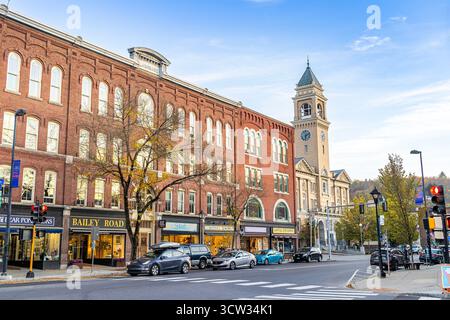 Main Street in der Innenstadt von Montpelier, Vermont, mit dem historischen Rathaus von Montpelier mit Uhrenturm und umliegenden Backsteinfassaden im Herbst. Stockfoto