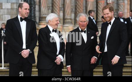 Aktenfoto vom 04/19 von (links nach rechts) dem Duke of Cambridge (jetzt Prinz von Wales), Sir David Attenborough, dem Prinzen von Wales (jetzt König Charles III) und dem Duke of Sussex, die an der Weltpremiere von Netflix 'Our Planet' im Natural History Museum in Kensington, London, teilnahmen. Der König und der Prinz von Wales haben sich gemeinsam für ein seltenes gemeinsames Umweltengagement entschieden - zeitgleich mit den Nachrichten, die William am Cop30-Weltklimagipfel in Brasilien teilnehmen wird. Ausgabedatum: Donnerstag, 9. Oktober 2025. Stockfoto