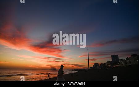 Brighton UK 9. Oktober 2025 - Ein wunderschöner Sonnenuntergang über Brighton Beach und dem West Pier nach einem weiteren warmen Tag an der Südküste : Credit Simon Dack / Alamy Live News Stockfoto