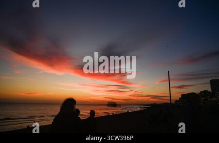 Brighton UK 9. Oktober 2025 - Ein wunderschöner Sonnenuntergang über Brighton Beach und dem West Pier nach einem weiteren warmen Tag an der Südküste : Credit Simon Dack / Alamy Live News Stockfoto
