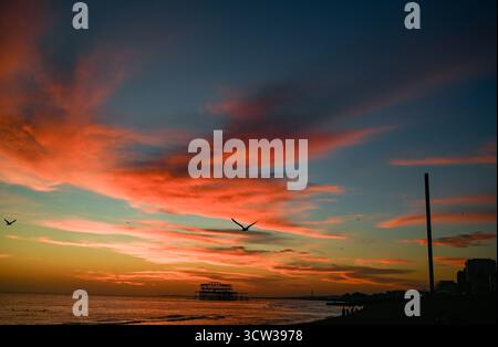 Brighton UK 9. Oktober 2025 - Ein wunderschöner Sonnenuntergang über Brighton Beach und dem West Pier nach einem weiteren warmen Tag an der Südküste : Credit Simon Dack / Alamy Live News Stockfoto