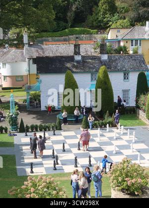 Auf der Terrasse des Fantasy-Dorfes Portmeirion, einer beliebten Touristenattraktion in Nordwales, befindet sich ein riesiges Schach im Freien. Stockfoto
