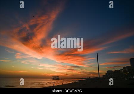 Brighton UK 9. Oktober 2025 - Besucher genießen einen wunderschönen Sonnenuntergang über Brighton Beach und dem West Pier nach einem weiteren warmen Tag entlang der Südküste: Credit Simon Dack / Alamy Live News Stockfoto