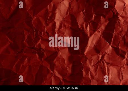 Roter zerknitterter Papierhintergrund. Textur von zerknittertem Papier Stockfoto