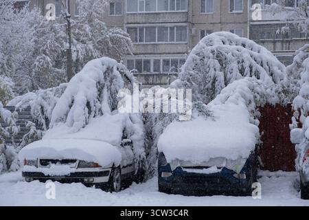 Autos mit Schnee in der Stadt am Wintertag Stockfoto