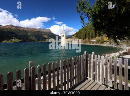 Hier der Blick auf den bekannten Kirchturm von Alt Graun bei Graun im Vinschgau, welcher aus dem aufgestauten Reschensee ragt, St. Katharina, Curon, Südtirol, Mahnmal, Wahrzeichen, Fotopoint, Tourismus *** hier ist der Blick auf den berühmten Kirchturm von Alt Graun bei Graun im Vinschgau, der sich aus dem Stausee erhebt, St. Katharina, Curon, Südtirol, Denkmal, Wahrzeichen, Fotopunkt, Tourismus Stockfoto