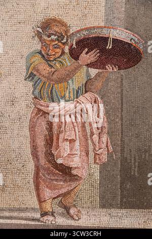 NEAPEL, ITALIEN – 26. JUNI 2025: Mosaikdetail mit Straßenmusikern aus Pompeji im Archäologischen Museum von Neapel, in dem Roman d Stockfoto
