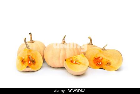 Ganzer muscat (Butternut) Squash neben geschnittenen Hälften und Vierteln, isoliert auf weißem Hintergrund. Ideal für Food Blogs, gesunde Ernährung Konzepte Stockfoto