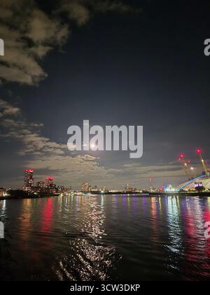 o2 (Millennium Dome) beleuchtet bei Nacht, London Stockfoto