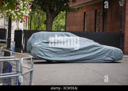 London, Großbritannien. Oktober 2025. Zwei Fahrzeuge der Regierungsflotte werden geparkt, geschützt vor Staub und Wetter unter einer Autoabdeckung gesehen. Da der Premierminister in Indien weg ist und das Parlament nicht während der Konferenzsaison sitzt, hat Downing Street einen ruhigen Tag mit wenig Aktivität erlebt. Die Pause endet am Montag, dem 13. Oktober. Quelle: Imageplotter/Alamy Live News Stockfoto