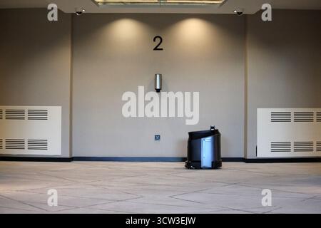 Roboter-Staubsauger arbeiten im Hotelflur ohne Personen Stockfoto