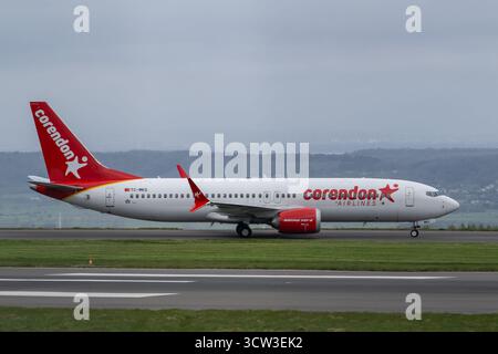 Flugzeuge, die von den großen britischen Flughäfen wie Heathrow, Bristol und anderen fliegen. Kommerzielle Passagierflugzeuge von Fluggesellschaften wie British Airways. Stockfoto