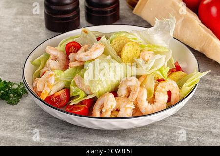 Leckerer caesar-Salat mit Garnelen und Eisberg Stockfoto
