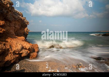 Ruhige Küstenlandschaft mit Rocky Shore und sanften Wellen Stockfoto