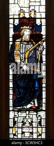 Buntglasfenster, das David mit seiner Harfe zeigt. Stockfoto