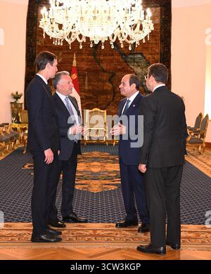 Sharm El Sheikh, Ägypten. Oktober 2025. Ägyptischer Präsident Abdel Fattah al-Sisi ( 2R) trifft sich mit dem Nahost-Gesandten des US-Präsidenten Steve Witkoff (2L) und dem Schwiegersohn Jared Kushner (L) in Kairo. Bei Gesprächen in Sharm El-Sheikh Resort in Ägypten, am Donnerstag, am 9. Oktober 2025. Israel und die palästinensischen Fraktionen haben am 9. Oktober einen von den USA vorgeschlagenen Waffenstillstand und eine Geiselnahme in Gaza vereinbart, was einen wichtigen Schritt zur Beendigung eines Krieges darstellt, der Zehntausende Menschen getötet und eine humanitäre Katastrophe ausgelöst hat. Foto: Ägyptische Präsidentschaft/UPI Credit: UPI/Alamy Live News Stockfoto