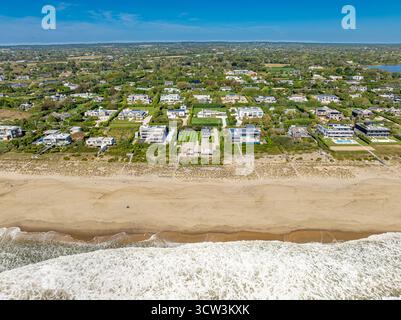 Luftaufnahme der Häuser am Wasser in bridgehampton, ny Stockfoto