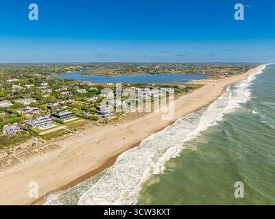 Aus der Vogelperspektive auf Häuser am Meer in bridgehampton und Sagaponack Stockfoto
