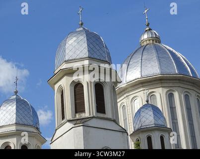 Die Kuppeln und Kreuze einer orthodoxen Kirche in Baia Mare, Rumänien Stockfoto