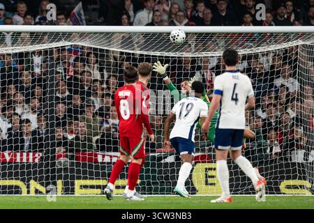 Wembley Stadium, London, Großbritannien. Oktober 2025. Friendly International Football, England gegen Wales; Bukayo Saka aus England trifft in der 20. Minute für 3-0 gegen Karl Darlow aus Wales. Credit: Action Plus Sports/Alamy Live News Stockfoto