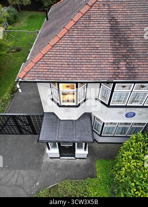 Liverpool, Großbritannien. Oktober 2025. Das Licht in John Lennons altem Schlafzimmer ist heute Abend an, um den 85. Geburtstag der verstorbenen Beatles-Ikone zu markieren. Das Licht wird über Nacht als einfache Hommage an ihn und sein kulturelles Erbe angelassen. John's Bedroom ist der Ort, an dem einige der frühesten Beatles-Hits geschrieben wurden, wo Lennon und McCartney einst auf Johns Bett saßen, um Lieder wie Please Me und I Call Your Name zu komponieren. Quelle: ken biggs/Alamy Live News Stockfoto