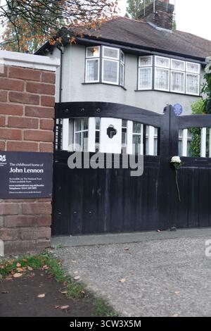 Liverpool, Großbritannien. Oktober 2025. Das Licht in John Lennons altem Schlafzimmer ist heute Abend an, um den 85. Geburtstag der verstorbenen Beatles-Ikone zu markieren. Das Licht wird über Nacht als einfache Hommage an ihn und sein kulturelles Erbe angelassen. John's Bedroom ist der Ort, an dem einige der frühesten Beatles-Hits geschrieben wurden, wo Lennon und McCartney einst auf Johns Bett saßen, um Lieder wie Please Me und I Call Your Name zu komponieren. Quelle: ken biggs/Alamy Live News Stockfoto
