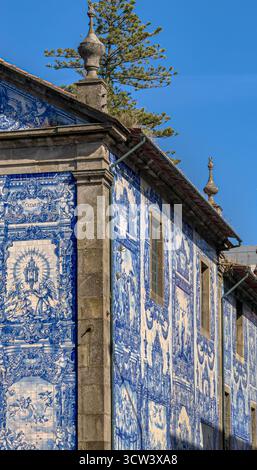 Blaue Azulejo-Fliesenfassade einer historischen Kirche in Porto, Portugal, 24. September 2025 Stockfoto