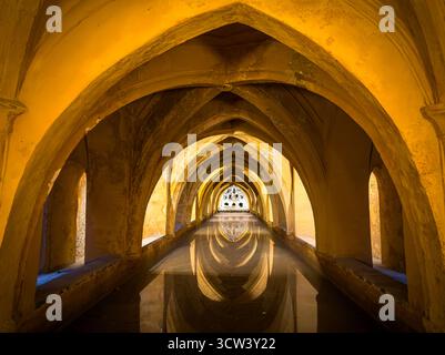 Sevilla, Spanien – 2. Oktober 2025: Bogenförmige Zisterne im Königlichen Alcázar von Sevilla Stockfoto