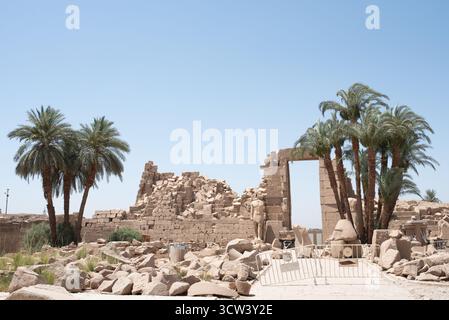 Altägyptischer Tempel mit Pharaonen-Statuen und detaillierten Hieroglyphen unter der hellen Maisonne, Ägypten, Nordafrika. Stockfoto