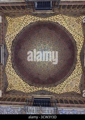 Sevilla, Spanien – 2. Oktober 2025: Kunstvolle Kuppeldecke im Königlichen Alcázar-Palast Stockfoto