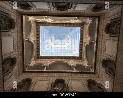 Sevilla, Spanien – 2. Oktober 2025: Innenhofdecke und Oberlichtarchitektur im Königlichen Alcázar Stockfoto