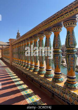 Sevilla, Spanien – 2. Oktober 2025: Keramikgeländer auf der Plaza de España in Andalusien Stockfoto