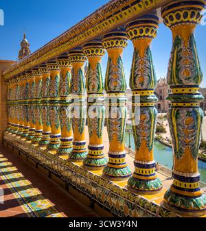 Sevilla, Spanien – 2. Oktober 2025: Keramikgeländer auf der Plaza de España in Andalusien Stockfoto