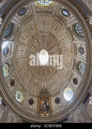 Sevilla, Spanien – 2. Oktober 2025: Innenarchitektur der Kathedrale von Sevilla Stockfoto