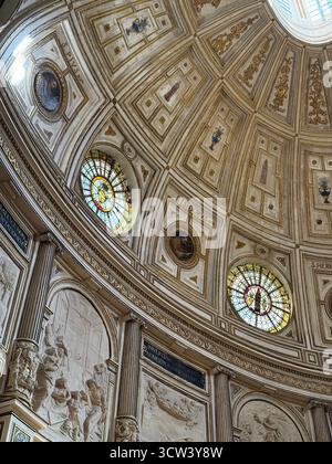 Sevilla, Spanien – 2. Oktober 2025: Innenarchitektur der Kathedrale von Sevilla Stockfoto